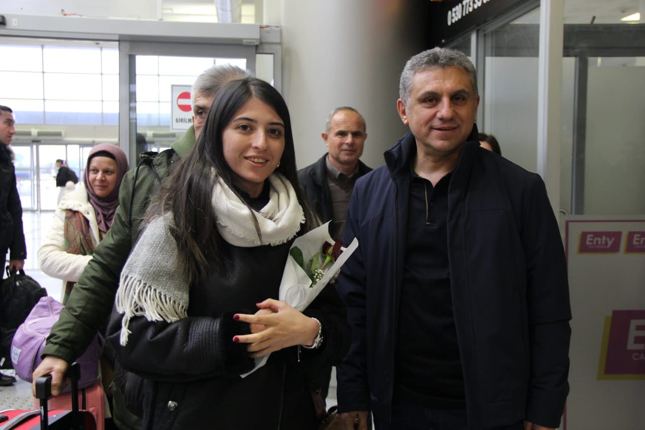 Şırnak’a atanan öğretmenlere havalimanında çiçekli karşılama
