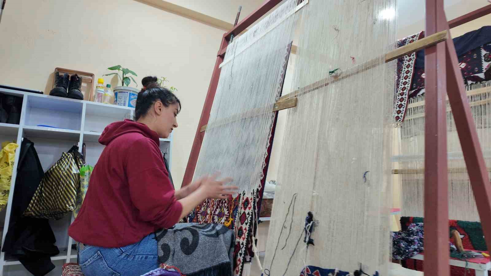 Şırnaklı kadınların ilmek ilmek işlediği halılar, 3 ayda tamamlanıyor
