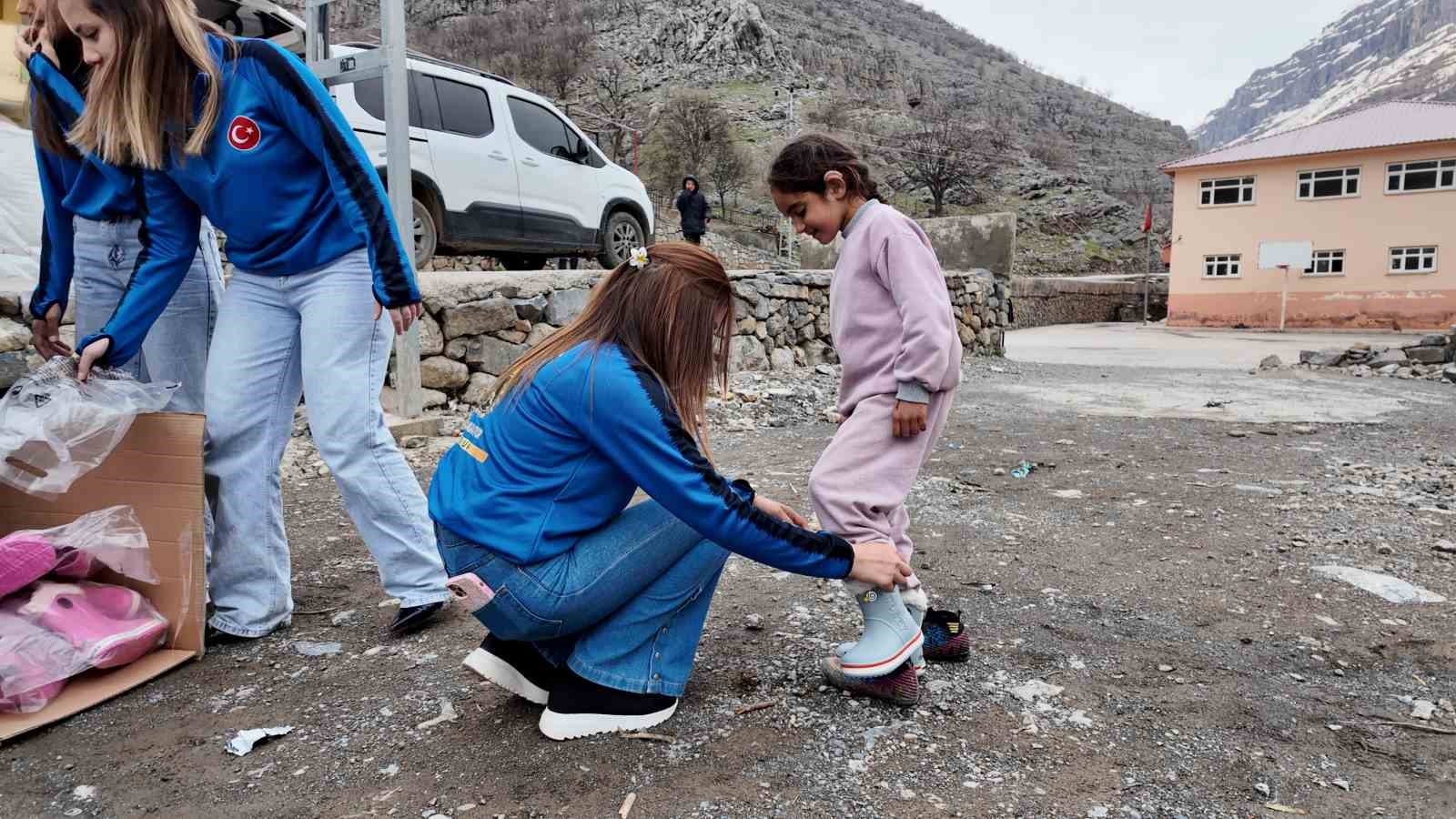 Şırnaklı köy çocuklarına anlamlı hediye
