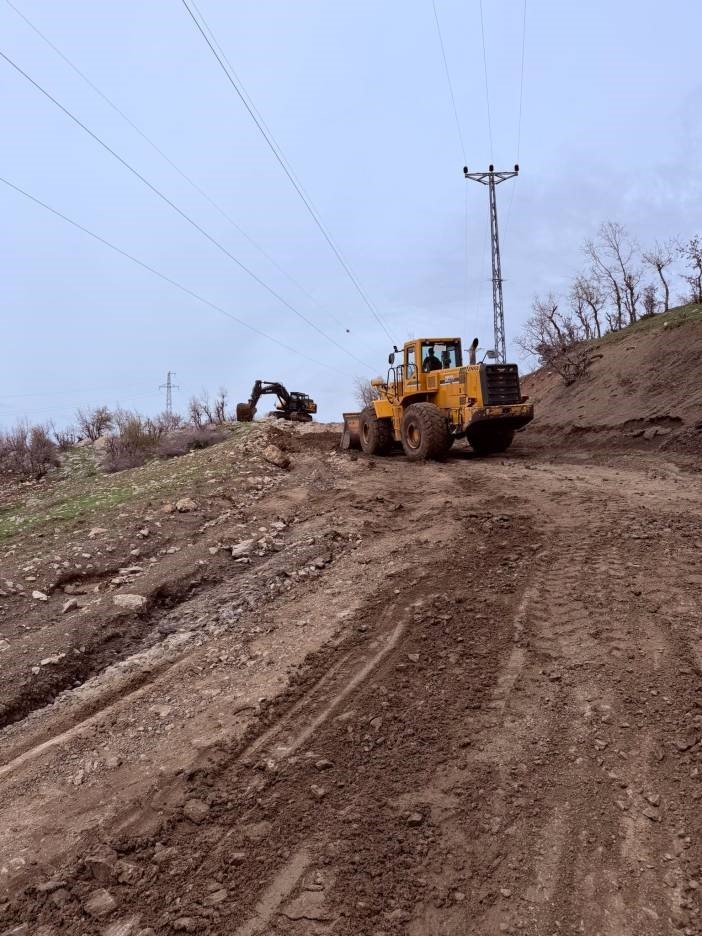 Şırnak’ta 18 köy yolunda çalışmalar sürüyor
