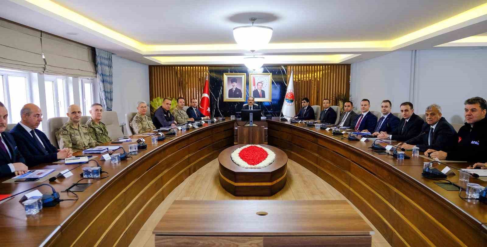 Şırnak’ta 2 suç çetesi çökertildi, 122 hükümlü yakalandı
Şırnak’ta 2 suç çetesi çökertildi, 122 hükümlü yakalandı