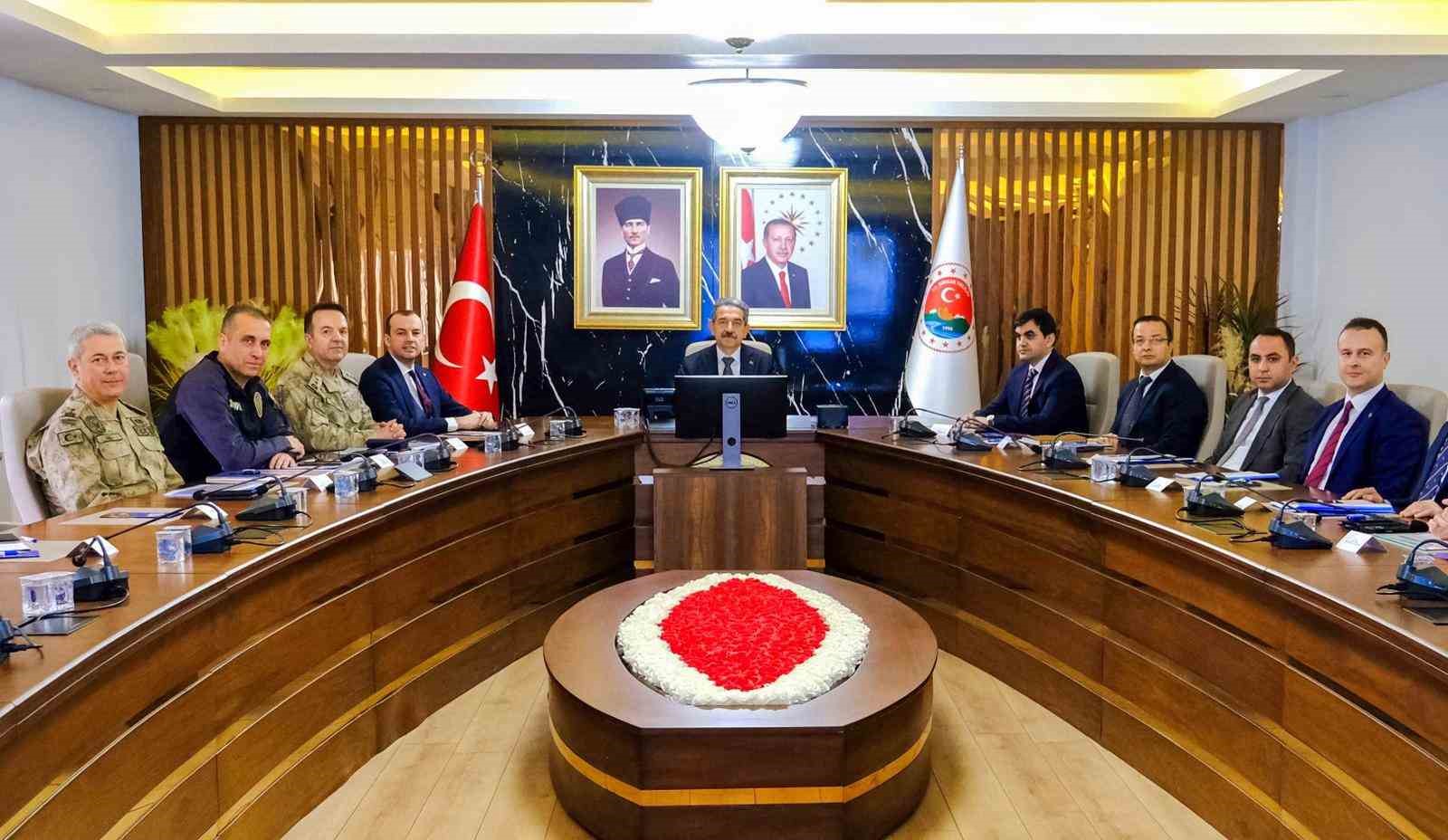 Şırnak’ta 2 suç çetesi çökertildi, 122 hükümlü yakalandı
Şırnak’ta 2 suç çetesi çökertildi, 122 hükümlü yakalandı