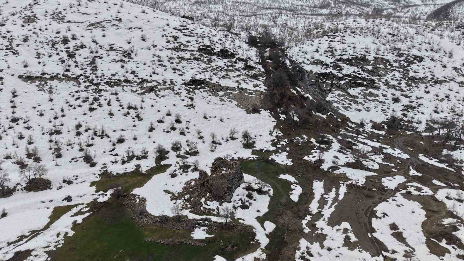 Şırnak’ta 3 bin yıllık evler, karların erimesiyle gün yüzüne çıktı

