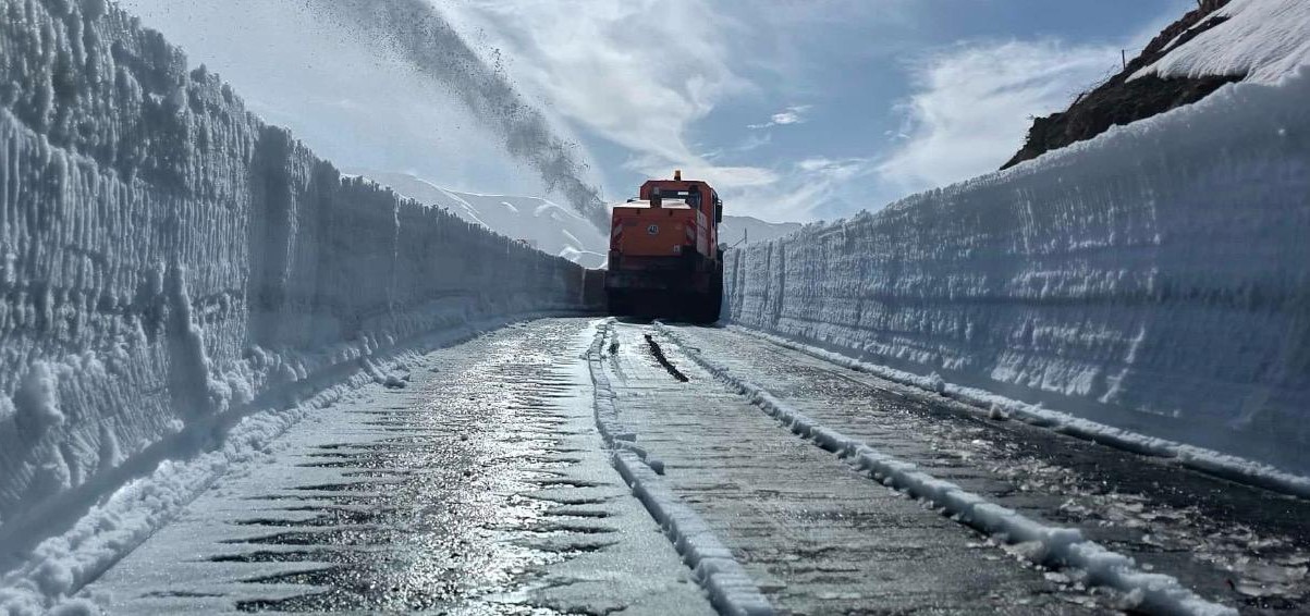 Şırnak’ta 70 gündür kapalı olan belde yolunun açılması için çalışmalar başlatıldı
