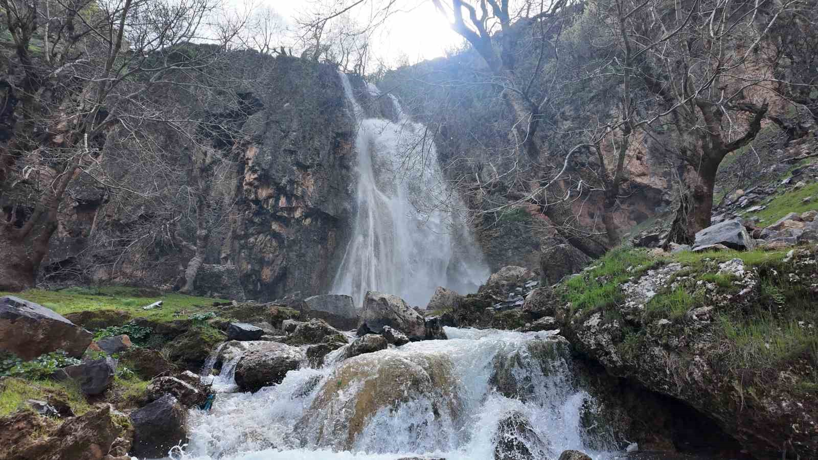 Şırnak’ta baharla birlikte şelaleler coştu
