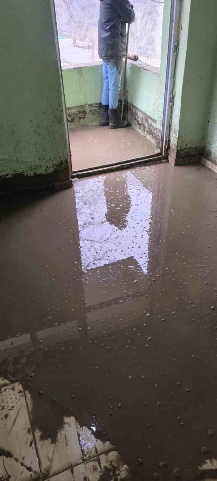 Şırnak’ta cami sular altında kaldı
