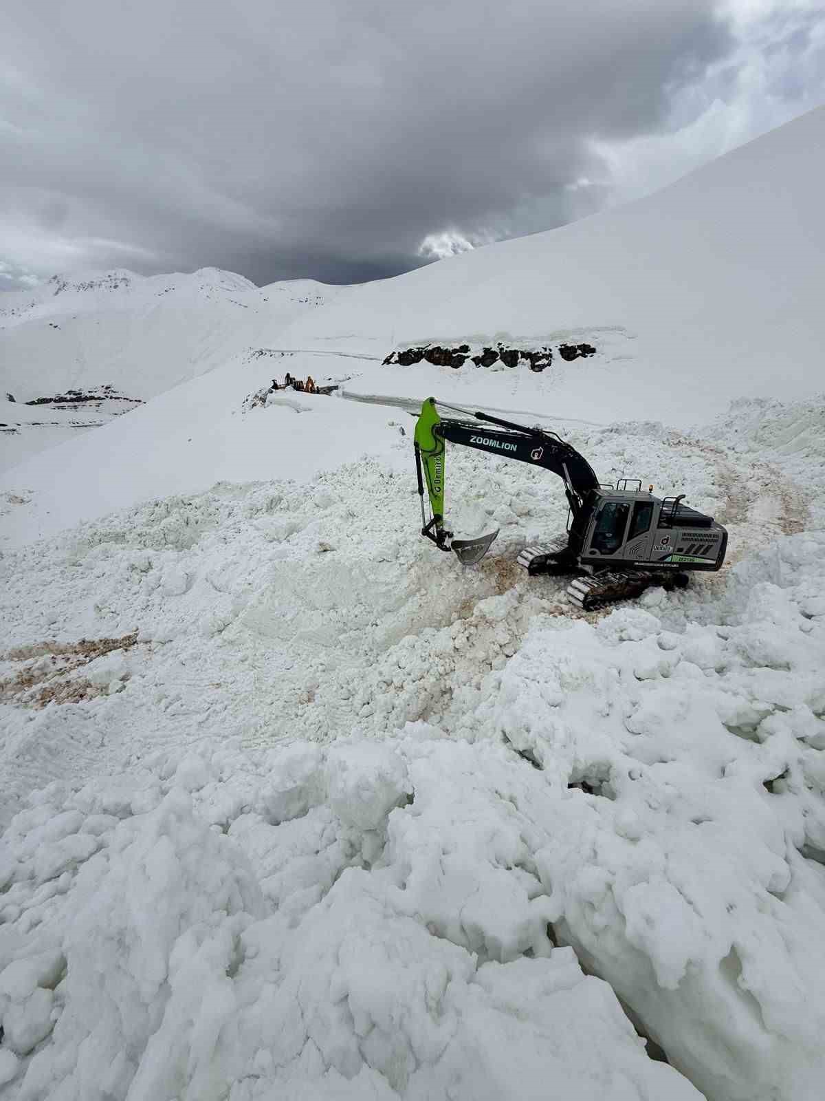 Şırnak’ta çığ düşen yolu açmak için ekipler seferber oluyor
Şırnak’ta çığ düşen yolu açmak için ekipler seferber oluyor