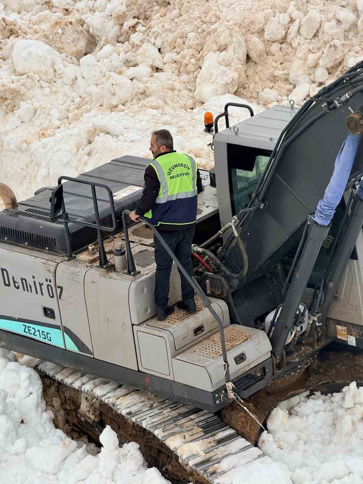 Şırnak’ta çığ düşen yolu açmak için ekipler seferber oluyor
Şırnak’ta çığ düşen yolu açmak için ekipler seferber oluyor