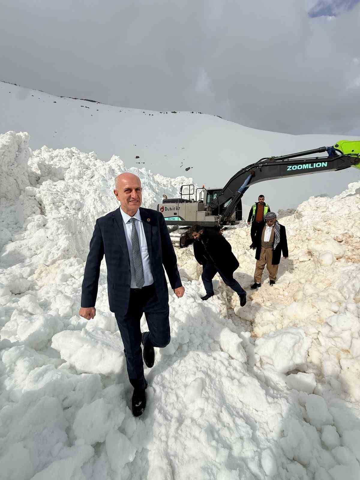 Şırnak’ta çığ düşen yolu açmak için ekipler seferber oluyor
Şırnak’ta çığ düşen yolu açmak için ekipler seferber oluyor