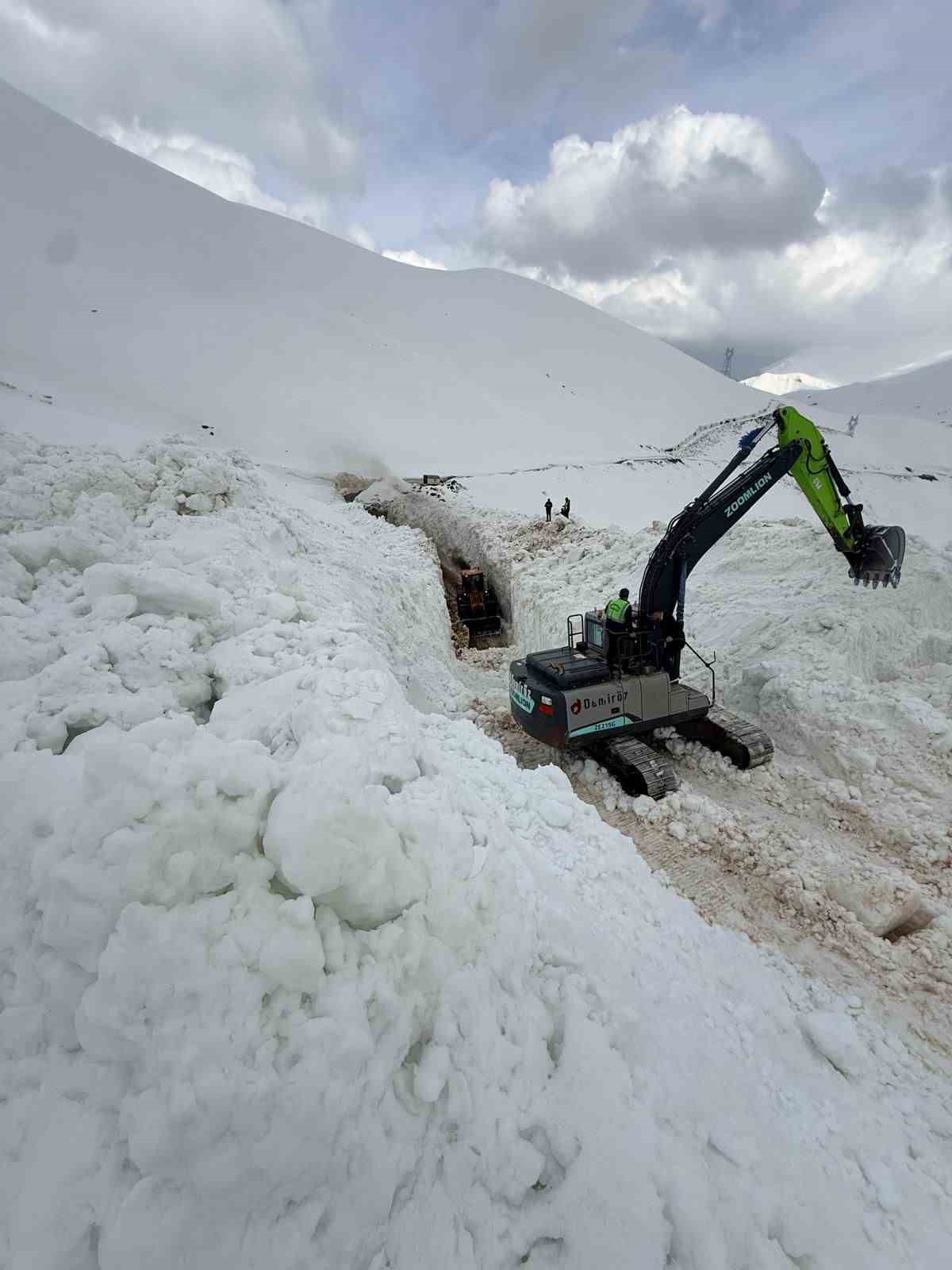 Şırnak’ta çığ düşen yolu açmak için ekipler seferber oluyor
Şırnak’ta çığ düşen yolu açmak için ekipler seferber oluyor