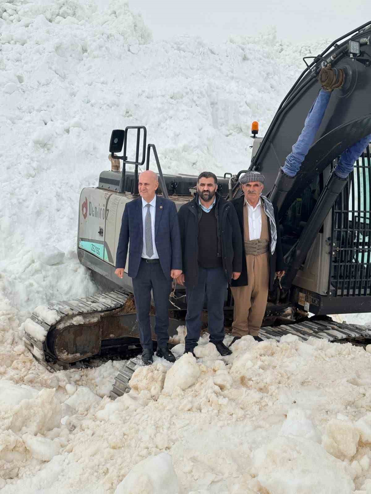 Şırnak’ta çığ düşen yolu açmak için ekipler seferber oluyor
Şırnak’ta çığ düşen yolu açmak için ekipler seferber oluyor