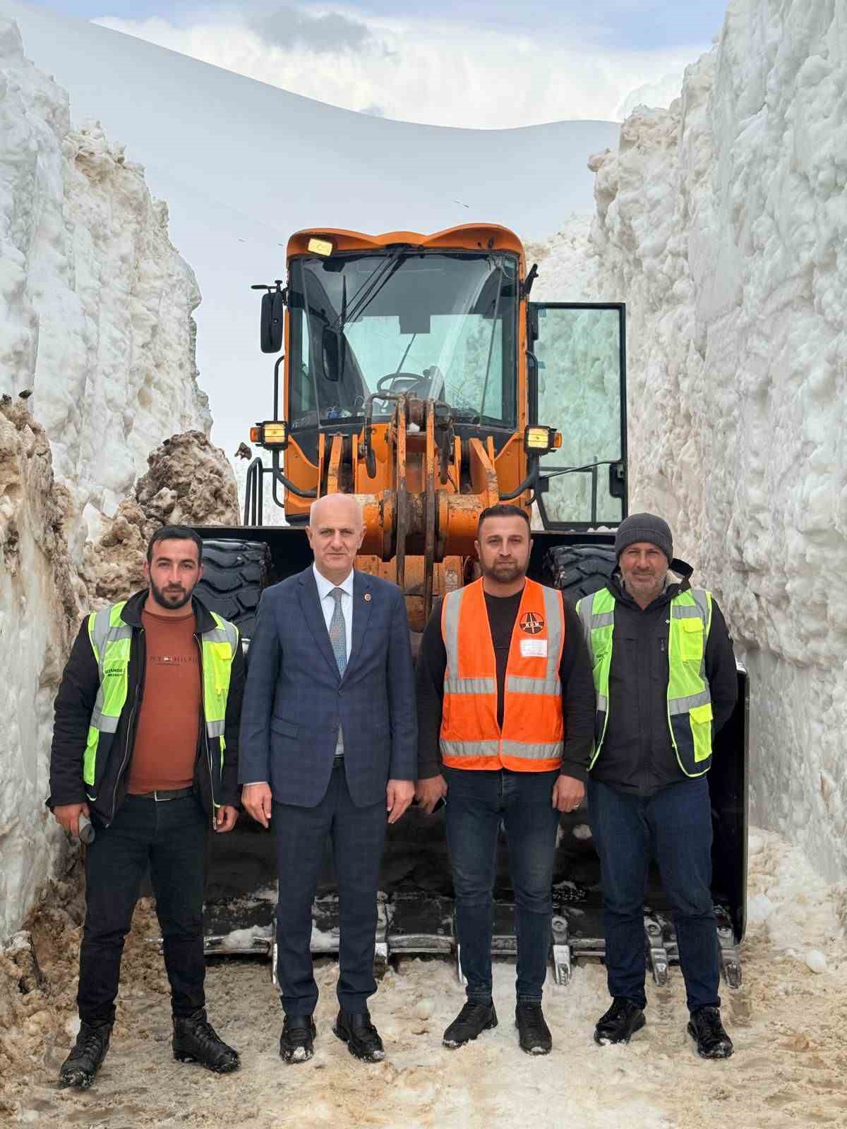Şırnak’ta çığ düşen yolu açmak için ekipler seferber oluyor
Şırnak’ta çığ düşen yolu açmak için ekipler seferber oluyor