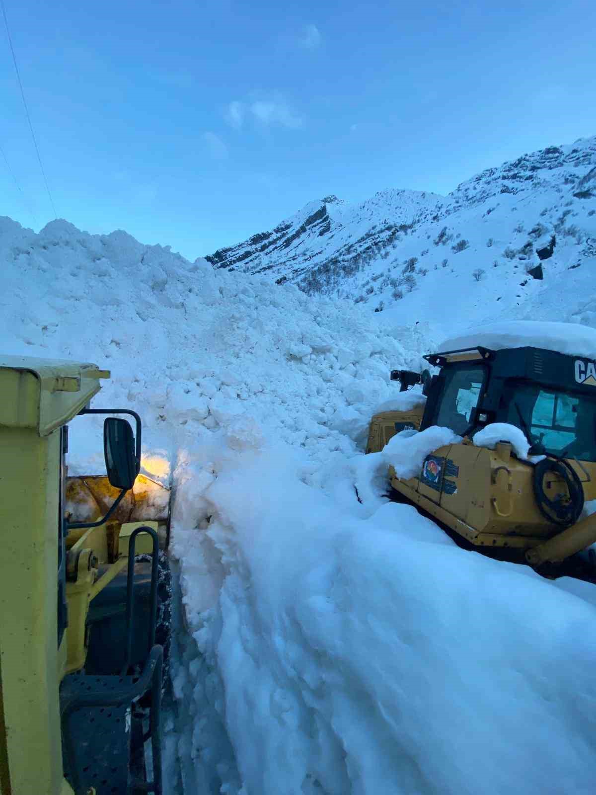 Şırnak’ta çığ düştü: 4 köy yolu ulaşıma kapandı

