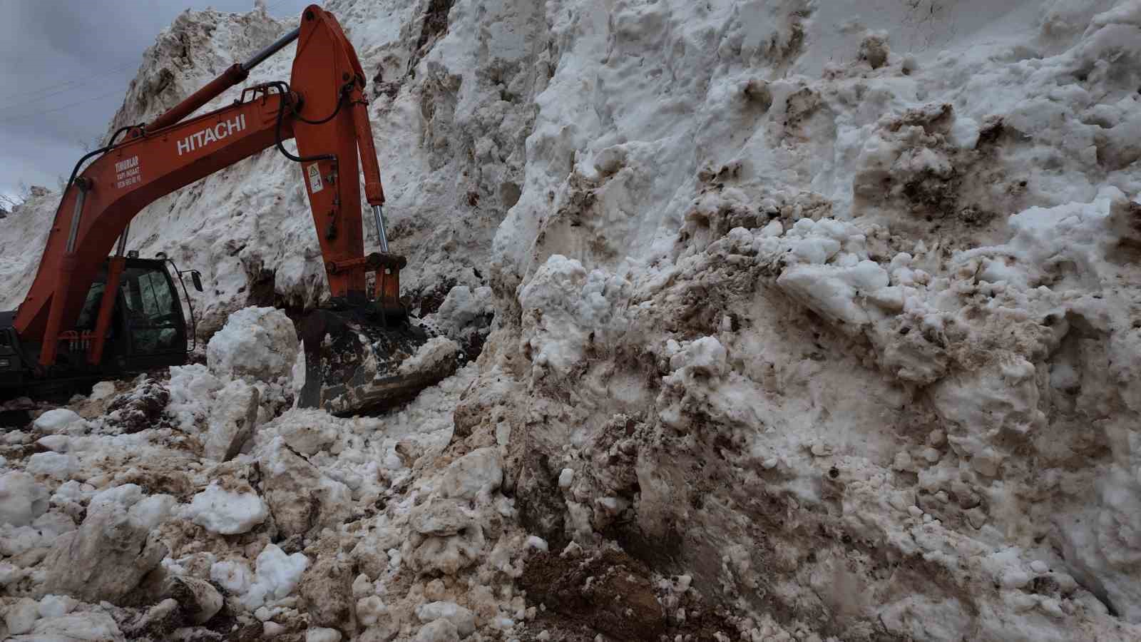 Şırnak’ta çocuklardan alkışlanacak hareket: Yolların açılması için günlerdir çalışan işçilere yemek götürüyorlar
