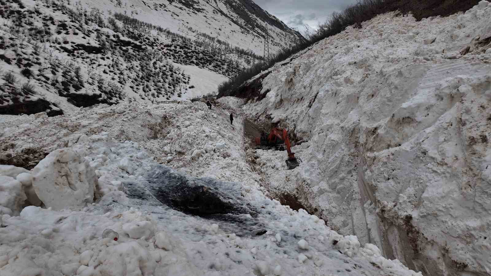 Şırnak’ta çocuklardan alkışlanacak hareket: Yolların açılması için günlerdir çalışan işçilere yemek götürüyorlar
