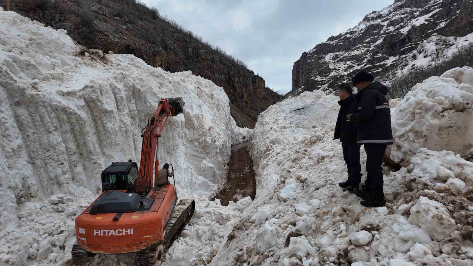 Şırnak’ta çocuklardan alkışlanacak hareket: Yolların açılması için günlerdir çalışan işçilere yemek götürüyorlar
