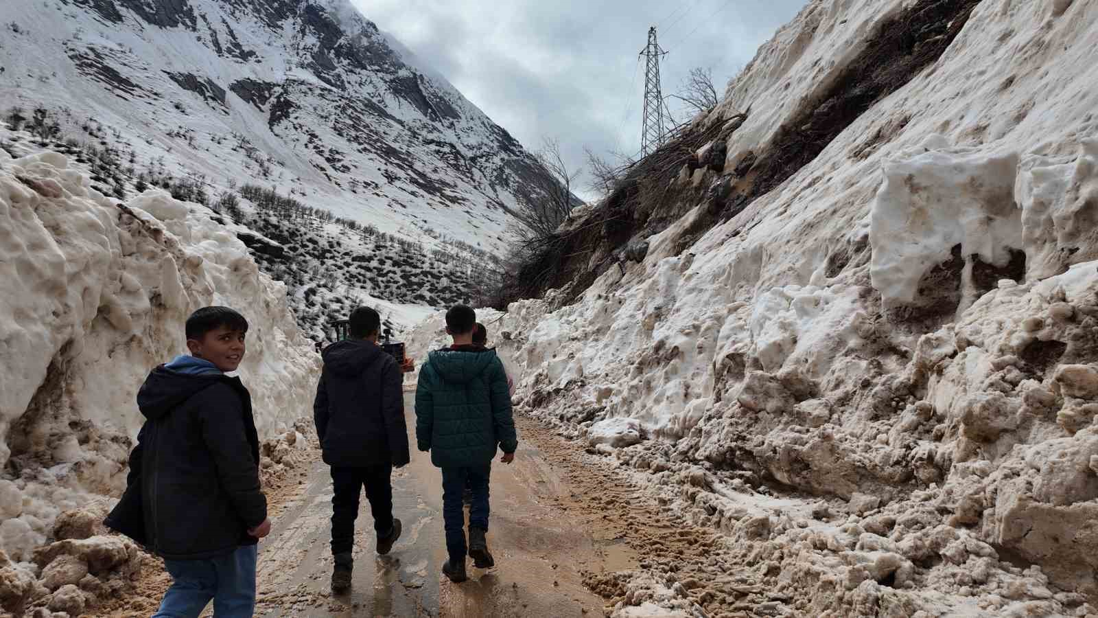 Şırnak’ta çocuklardan alkışlanacak hareket: Yolların açılması için günlerdir çalışan işçilere yemek götürüyorlar
