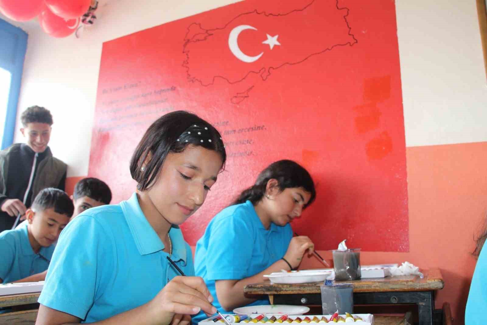 Şırnak’ta çocukların dilekleri 106 balonla gökyüzüne taşındı
