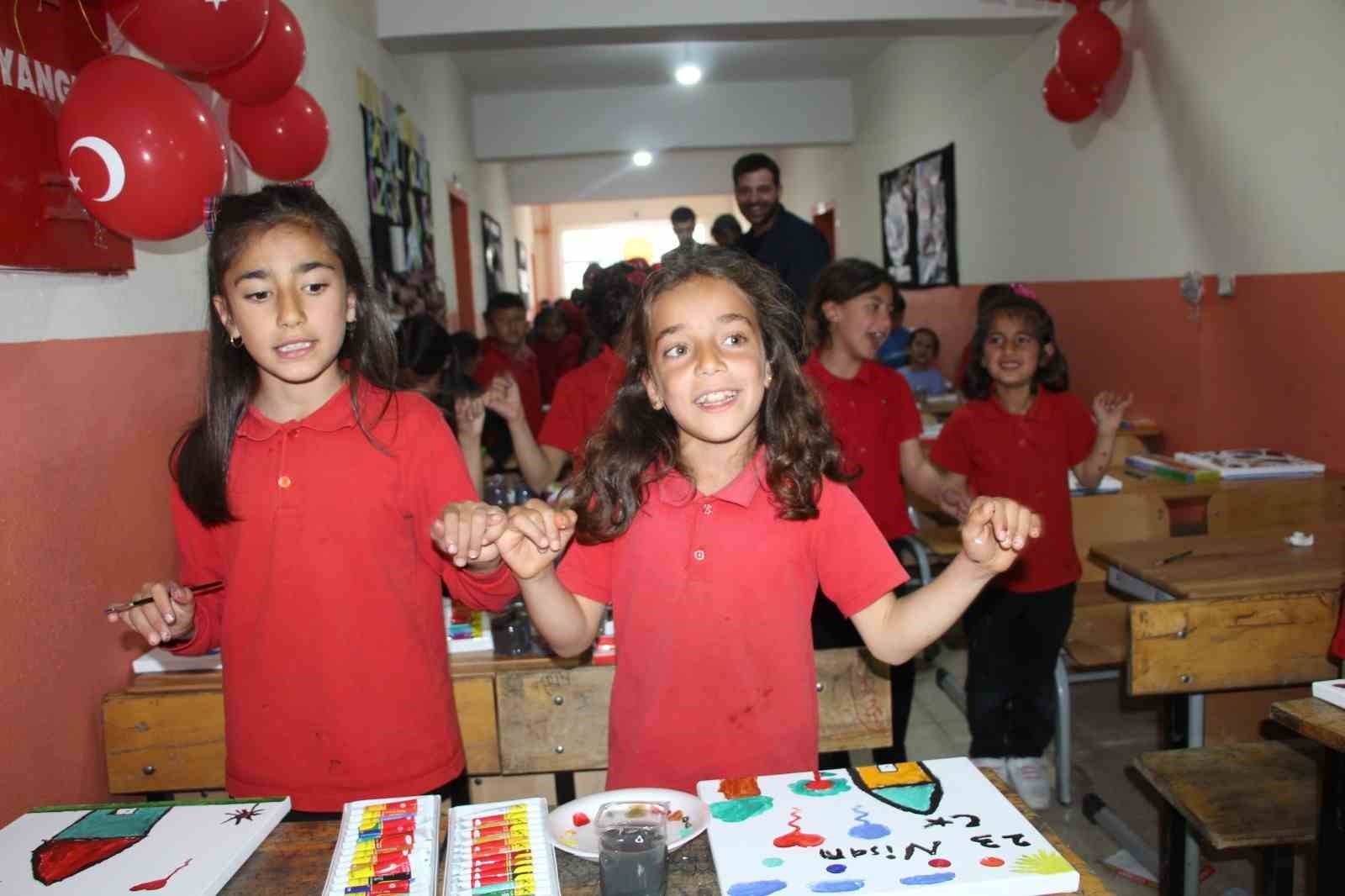 Şırnak’ta çocukların dilekleri 106 balonla gökyüzüne taşındı
