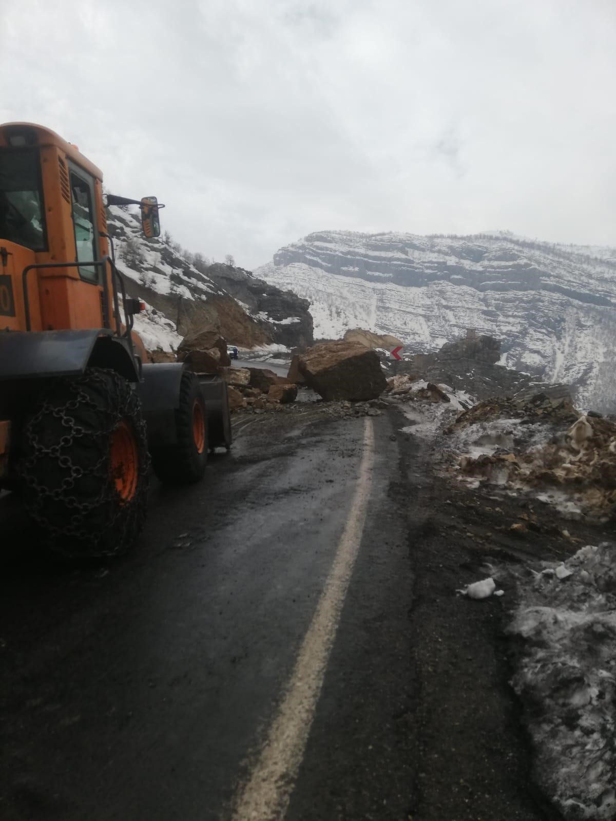 Şırnak’ta dev kaya parçaları yola düştü
