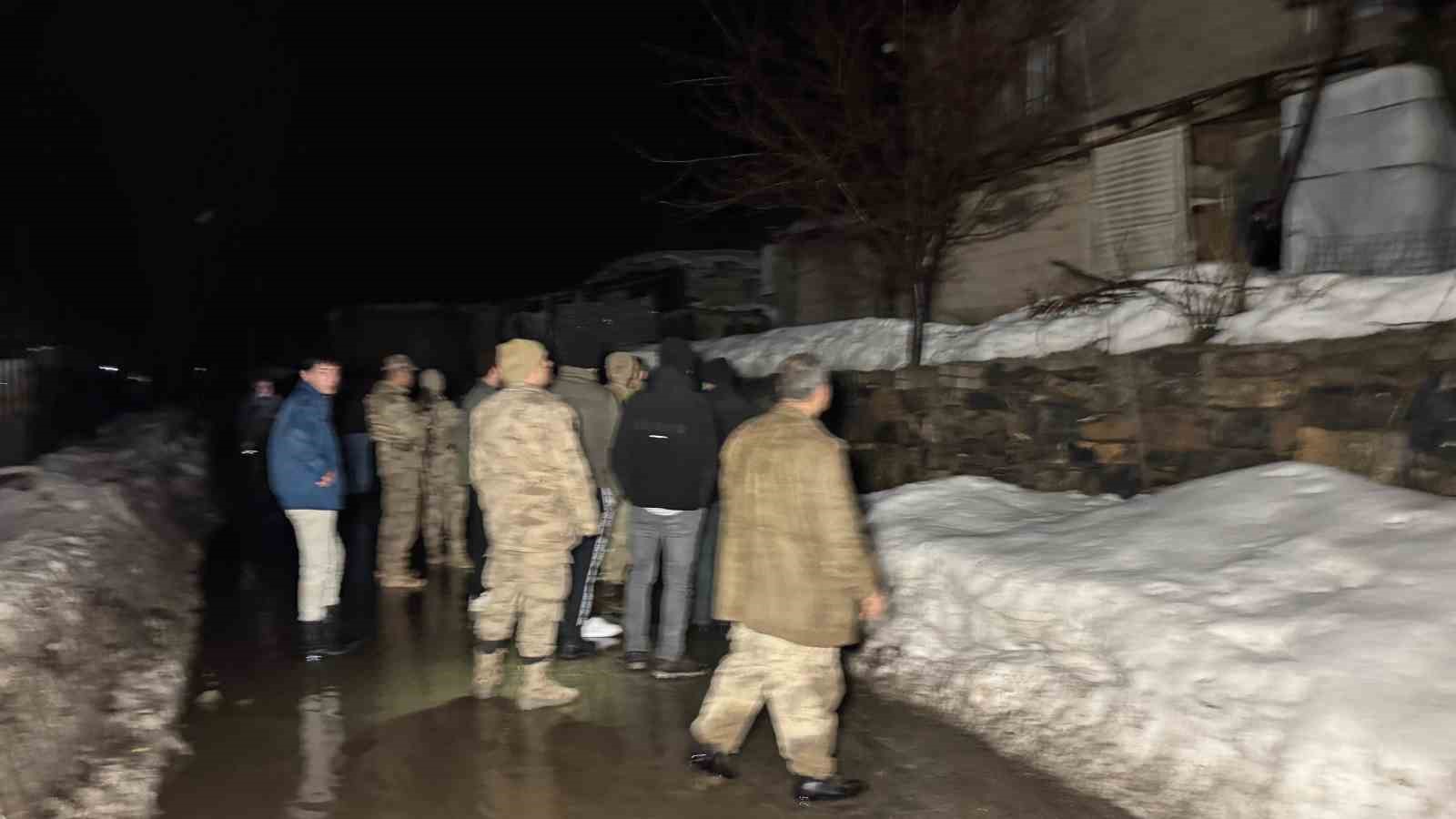 Şırnak’ta dev kayalar köye düştü, 30 hayvan telef oldu
