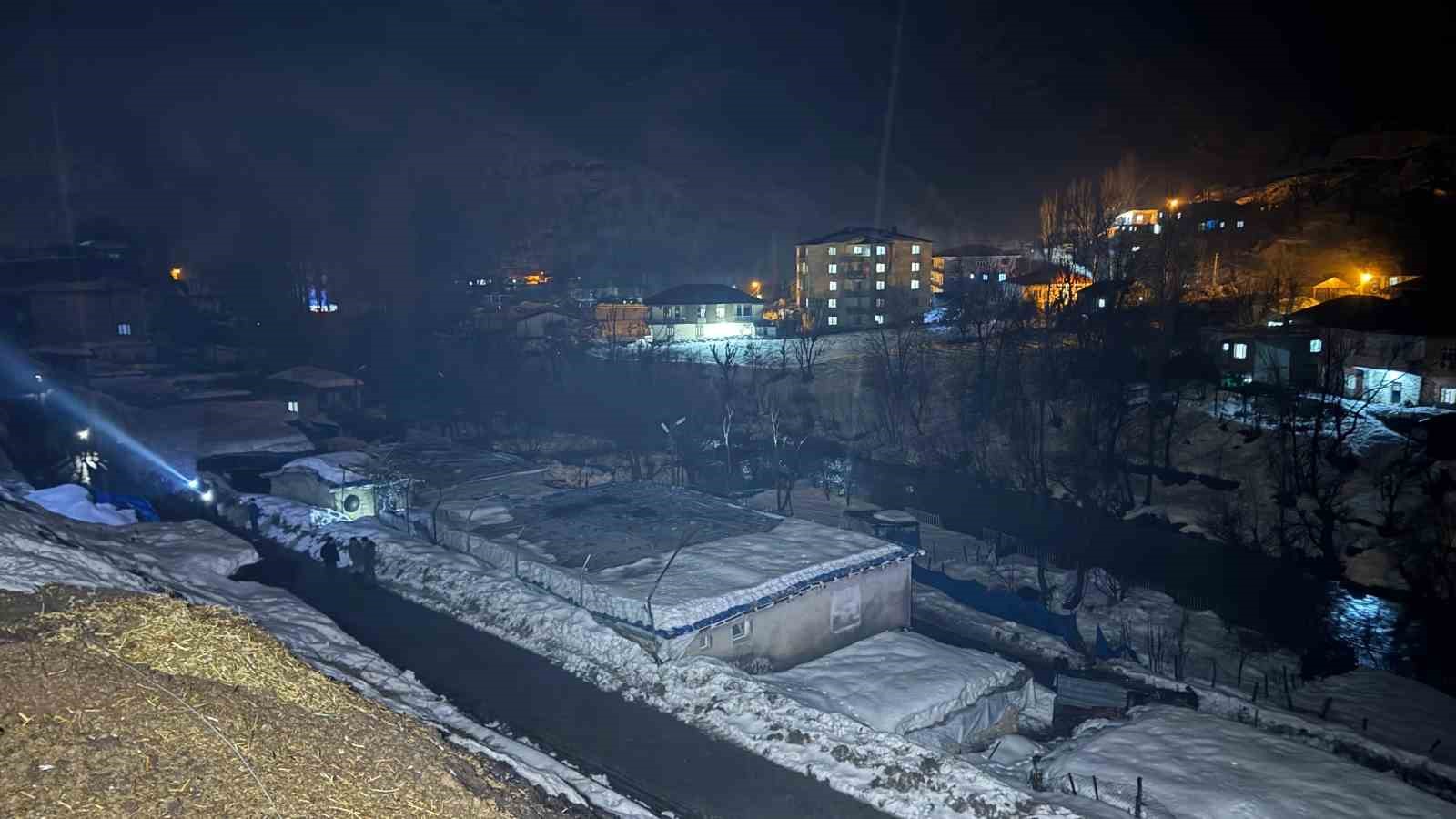 Şırnak’ta dev kayalar köye düştü, 30 hayvan telef oldu
