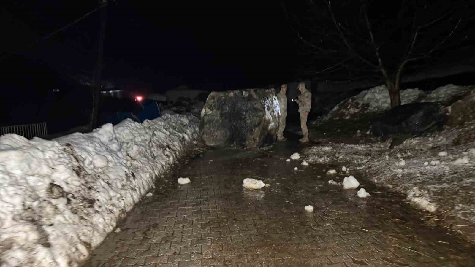 Şırnak’ta dev kayalar köye düştü, 30 hayvan telef oldu

