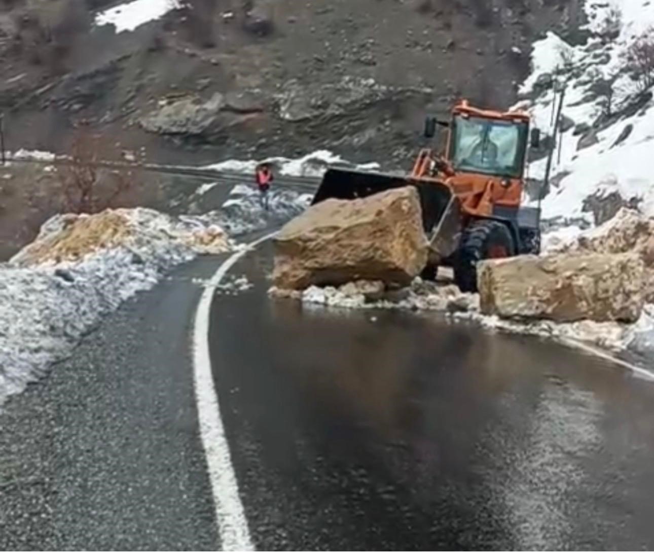 Şırnak’ta dev kayalar yolu kapattı
