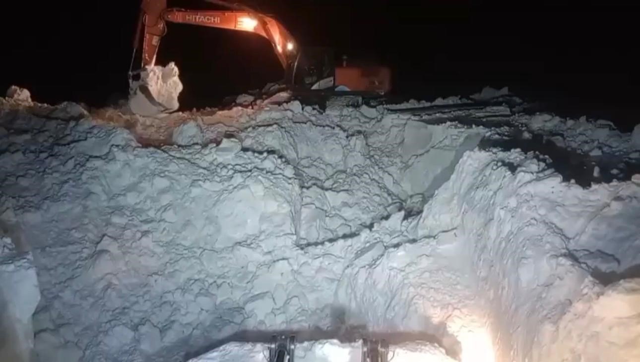 Şırnak’ta ekiplerin kar mesaisi sürüyor
