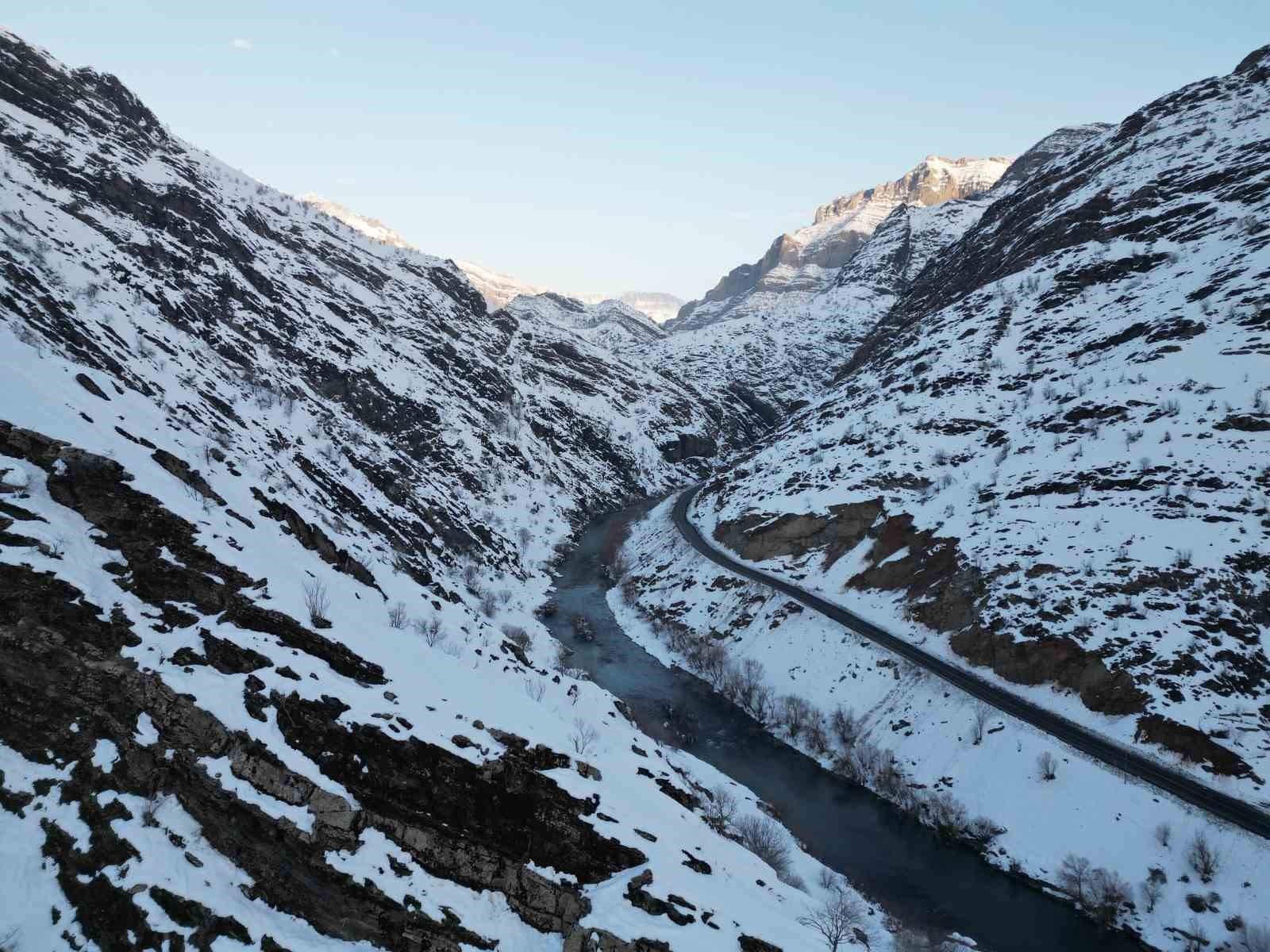 Şırnak’ta etkili olan karla ’Kanlıdere’ beyaza büründü
