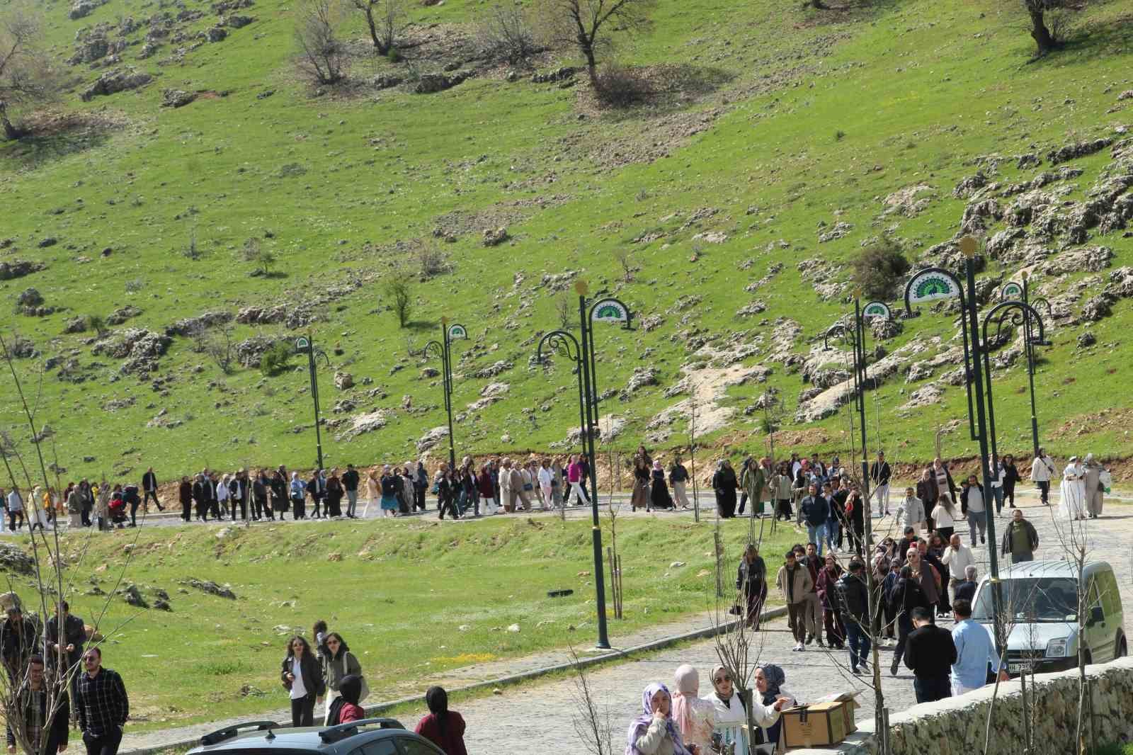 Şırnak’ta Ezidiler ’Çarşema Sor Bayramı’nı festival havasında kutladı
