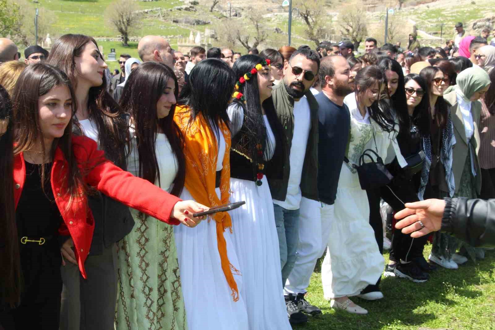 Şırnak’ta Ezidiler ’Çarşema Sor Bayramı’nı festival havasında kutladı
