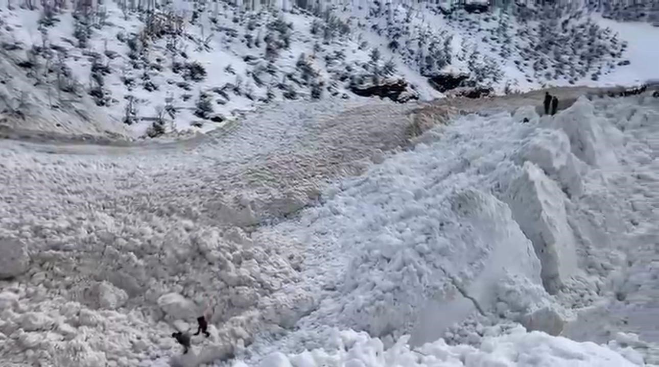 Şırnak’ta facianın eşiğinden dönüldü: Öğrencileri taşıyan servis çığ altında kalmaktan son anda kurtuldu

