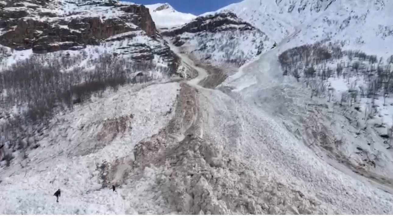 Şırnak’ta facianın eşiğinden dönüldü: Öğrencileri taşıyan servis çığ altında kalmaktan son anda kurtuldu
