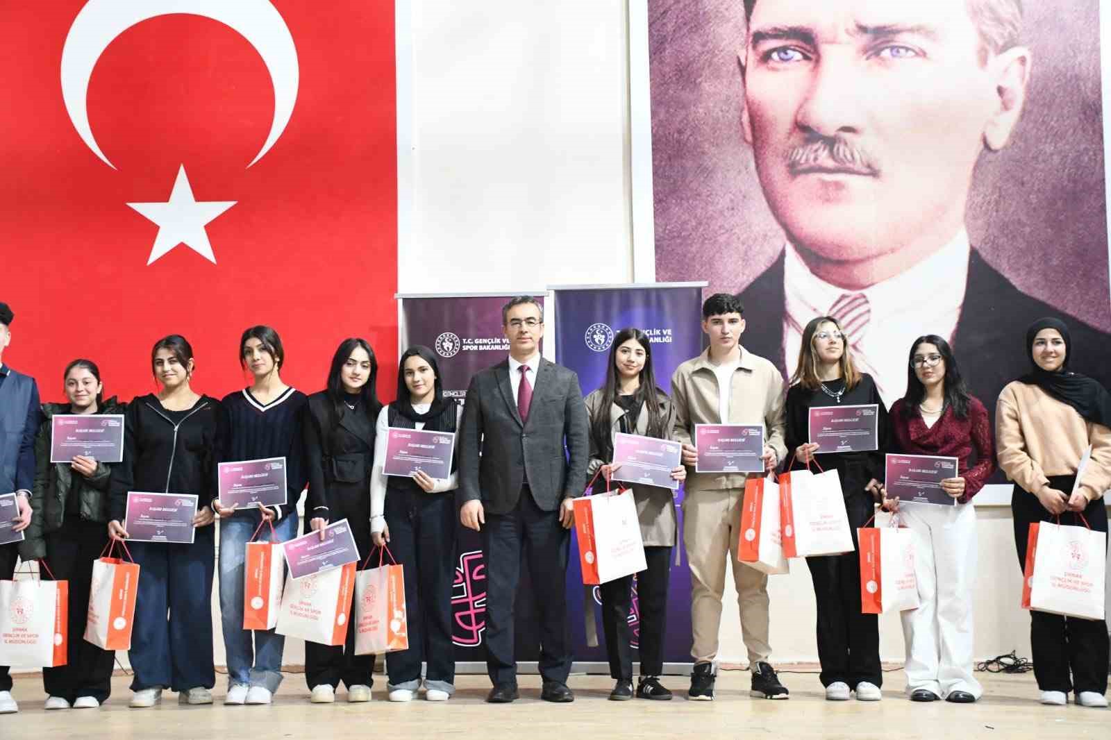 Şırnak’ta genç yetenekler tiyatro il finalinde sahne aldı
