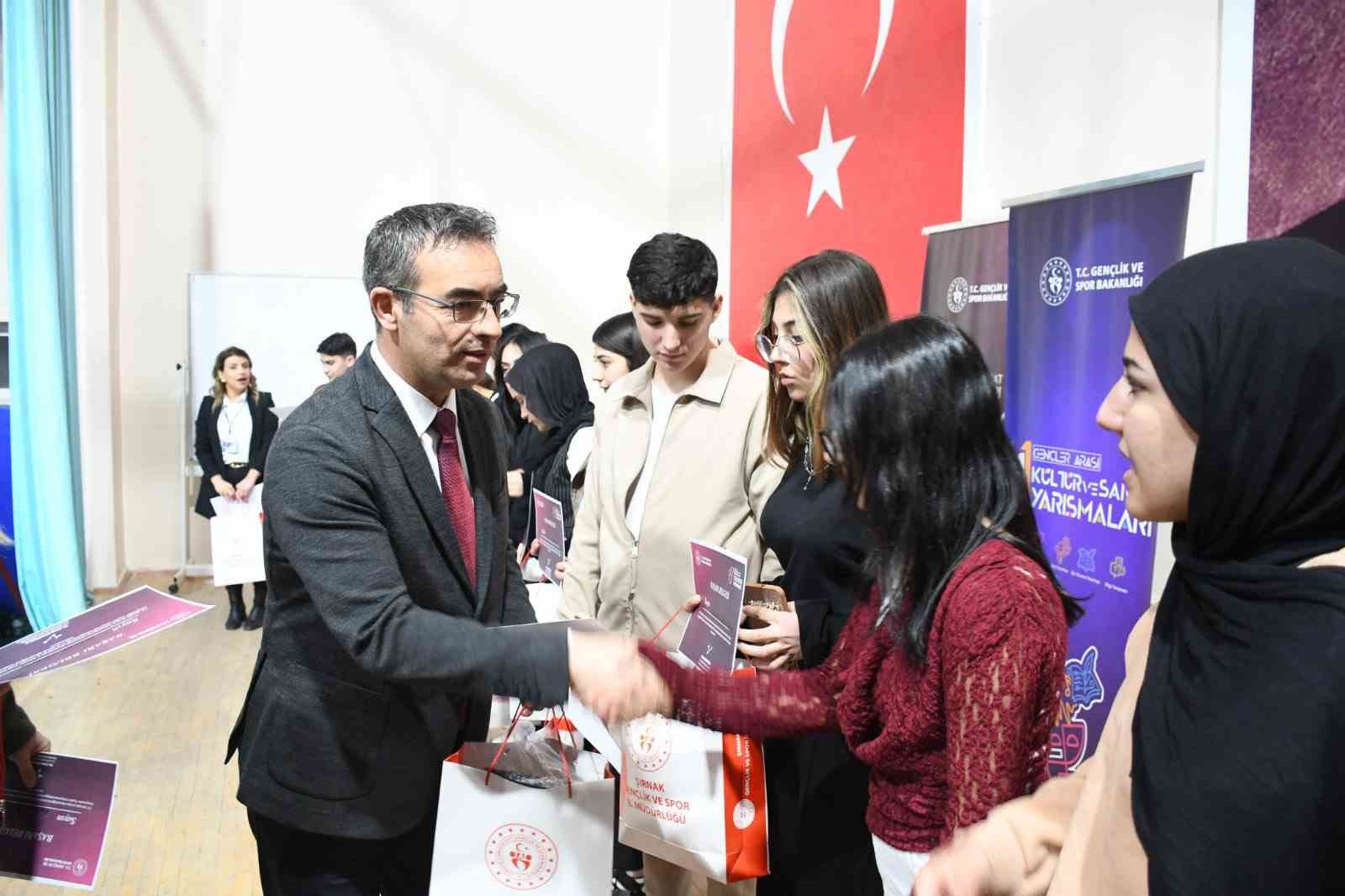 Şırnak’ta genç yetenekler tiyatro il finalinde sahne aldı
