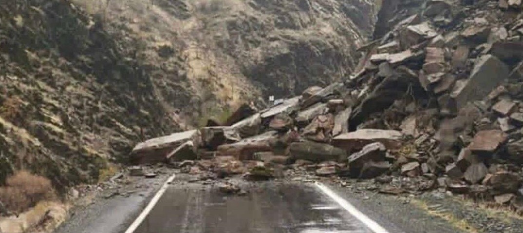 Şırnak’ta heyelan alarmı: Beytüşşebap yolu ulaşıma kapandı
