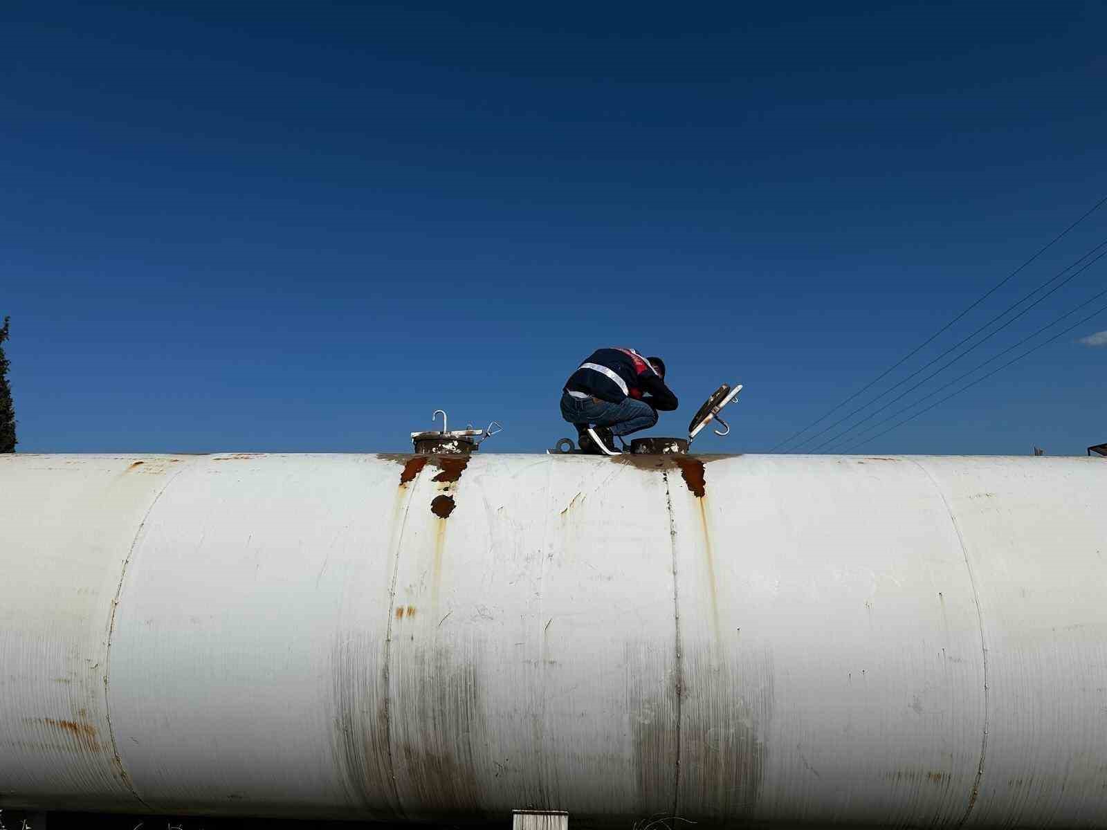 Şırnak’ta jandarmadan kaçakçılık operasyonu: 34,5 milyon liralık kaçak malzeme ele geçirildi
