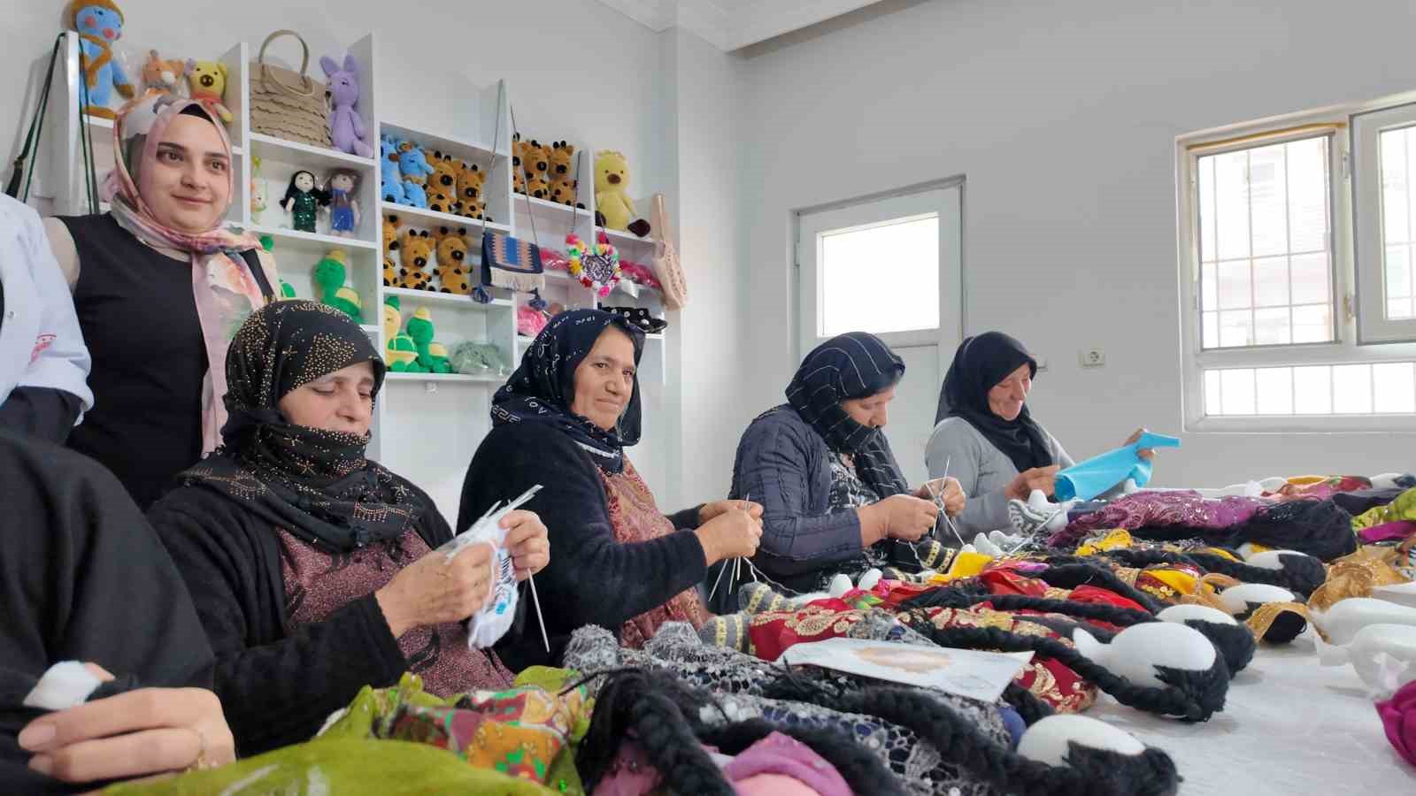 Şırnak’ta kadınlar ’Berivan bebek’ ile ailelerini geçindiriyor
