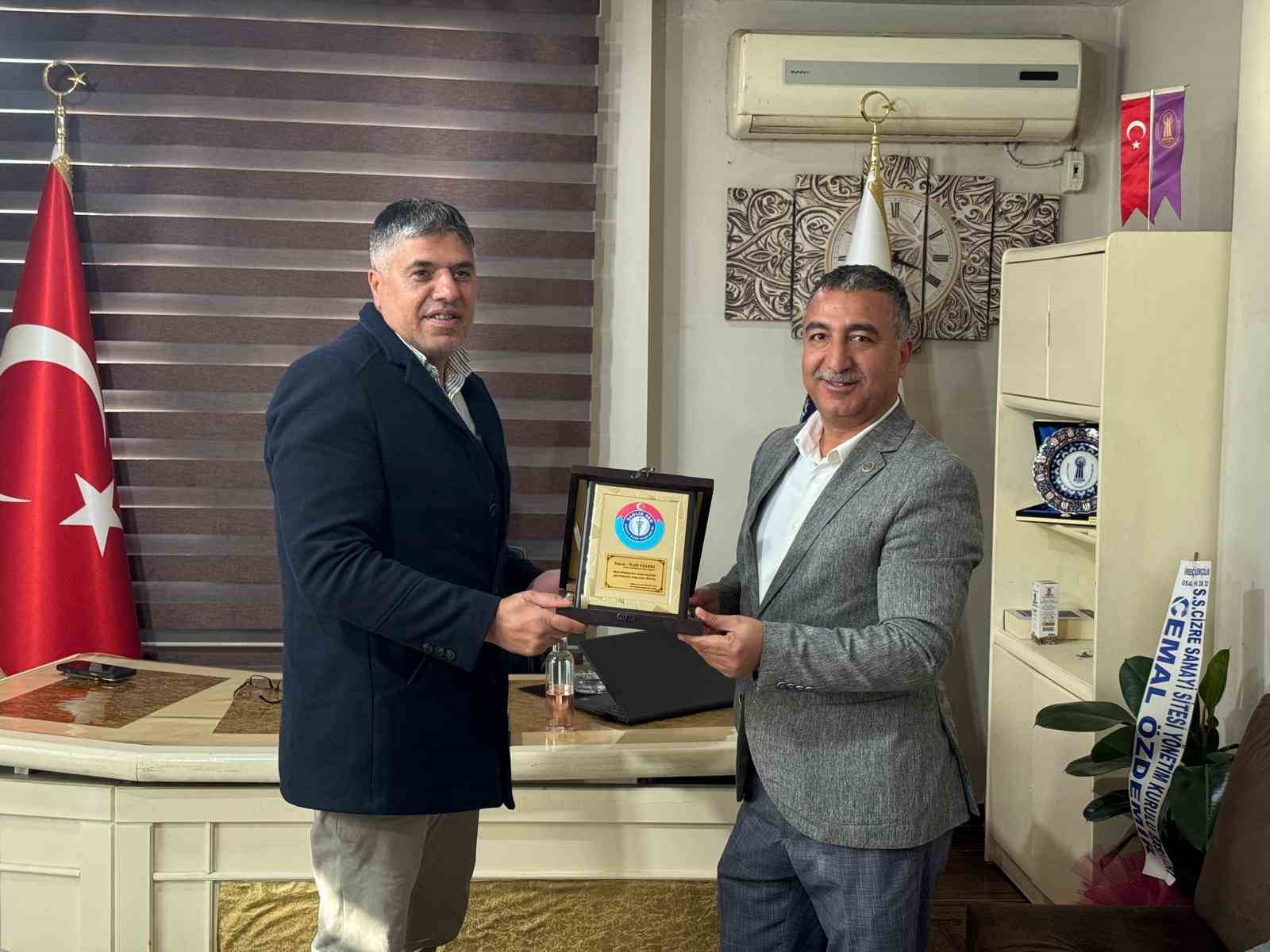 Şırnak’ta kamu çalışanları ve yerel esnaf ilişkisi masaya yatırıldı
Şırnak’ta kamu çalışanları ve yerel esnaf ilişkisi masaya yatırıldı