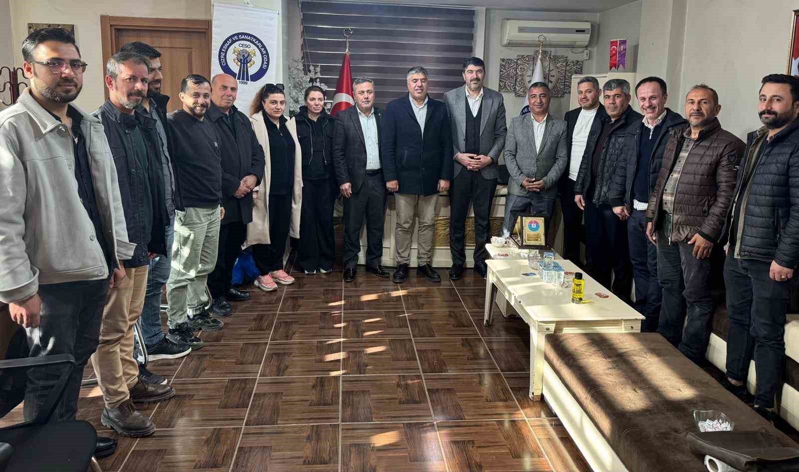 Şırnak’ta kamu çalışanları ve yerel esnaf ilişkisi masaya yatırıldı
Şırnak’ta kamu çalışanları ve yerel esnaf ilişkisi masaya yatırıldı