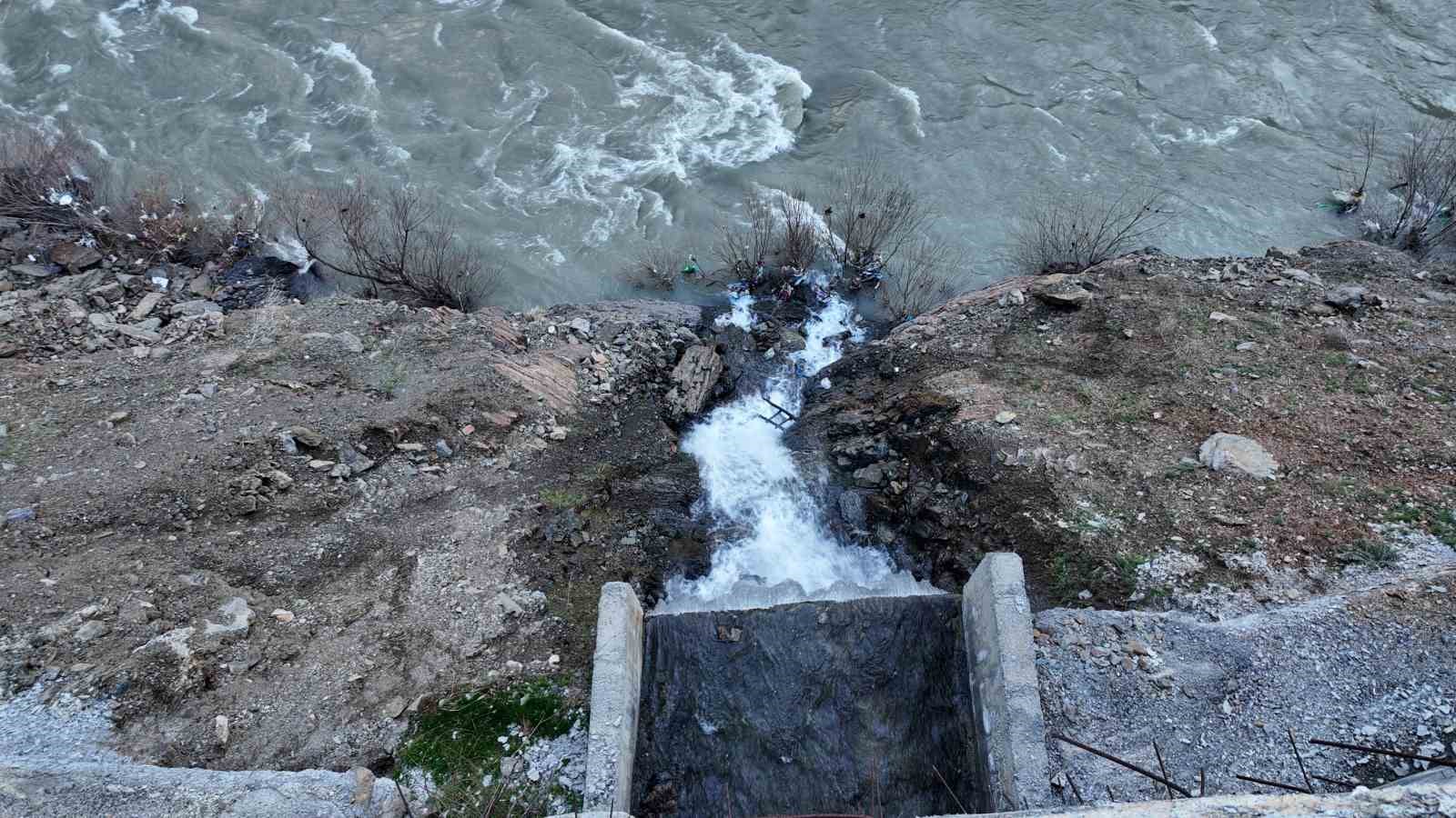 Şırnak’ta kar eridi, dereler taştı
