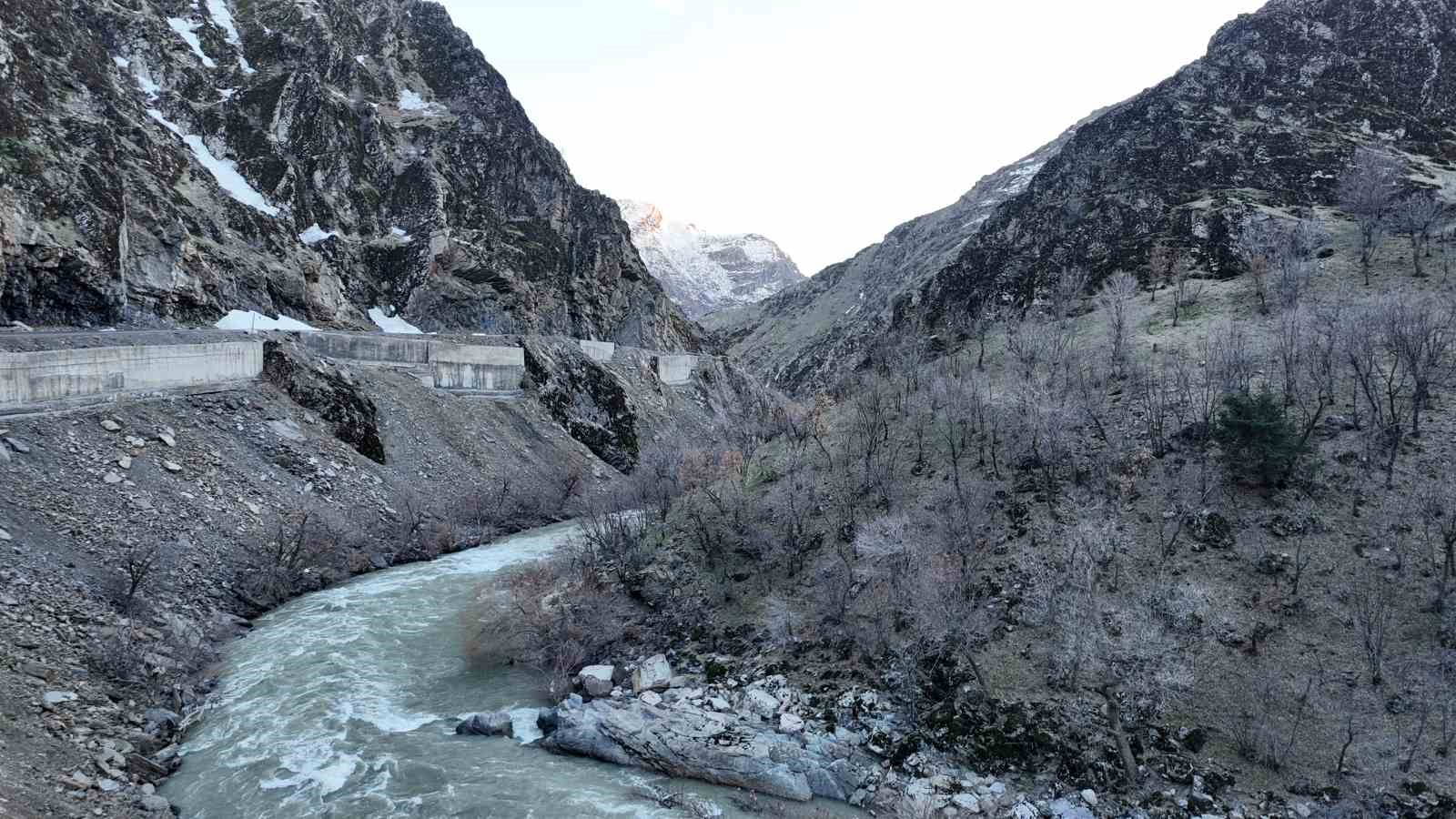 Şırnak’ta kar eridi, dereler taştı
