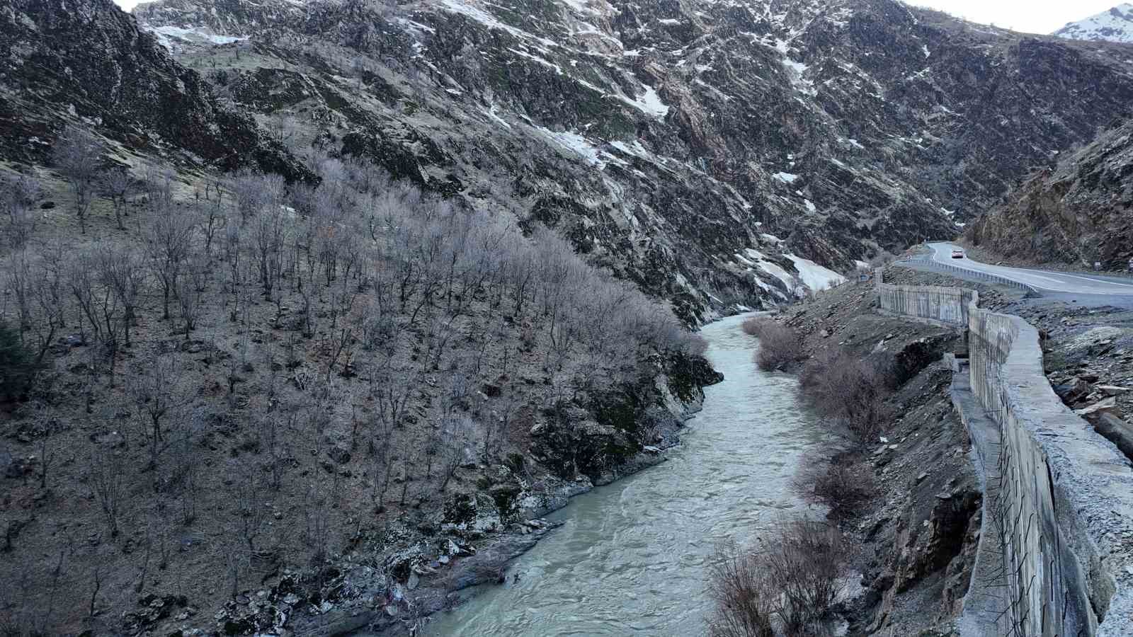 Şırnak’ta kar eridi, dereler taştı
