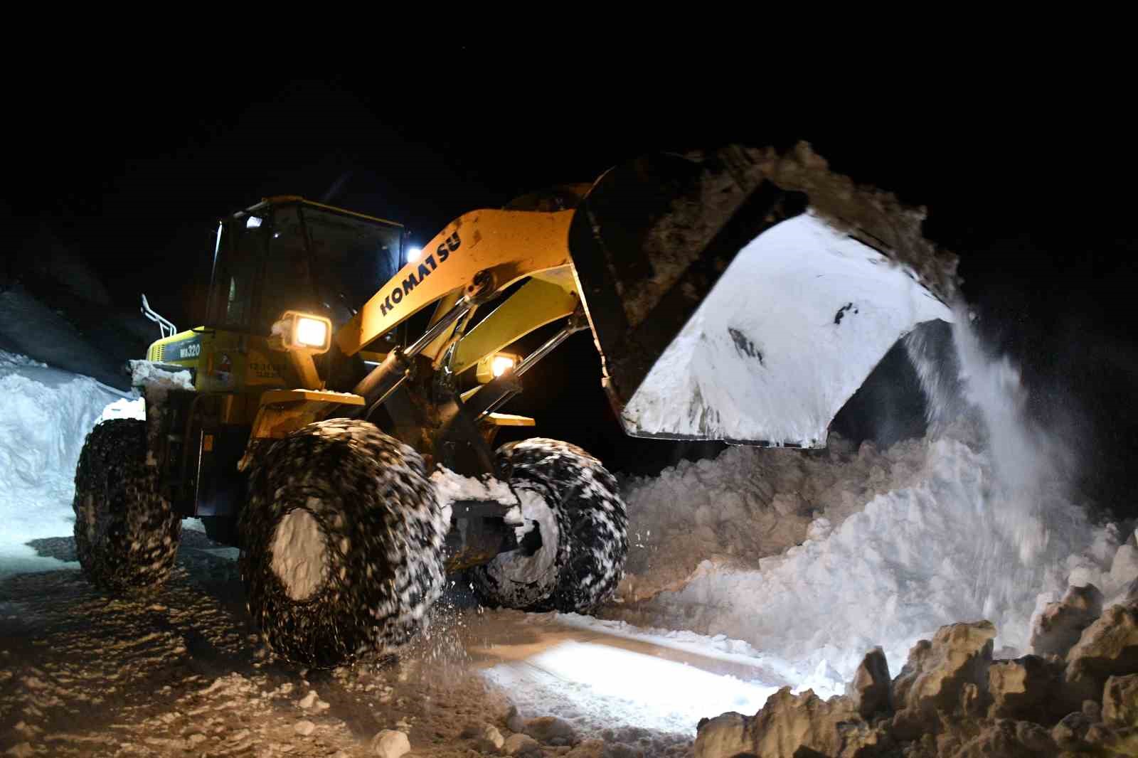 Şırnak’ta kar esareti: Açılan yollar tekrar kapanıyor
