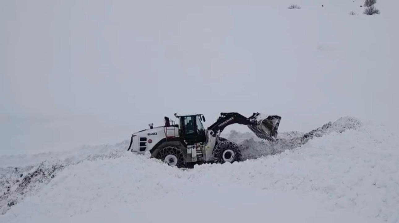 Şırnak’ta kar kalınlığı 2 metreyi aştı, ekipler vardiyalı sistemle çalışıyor

