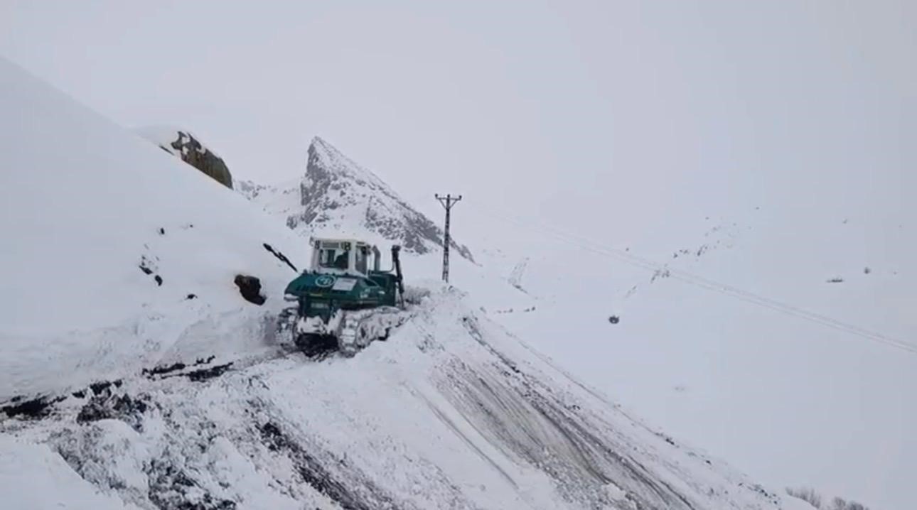 Şırnak’ta kar kalınlığı 2 metreyi aştı, ekipler vardiyalı sistemle çalışıyor
