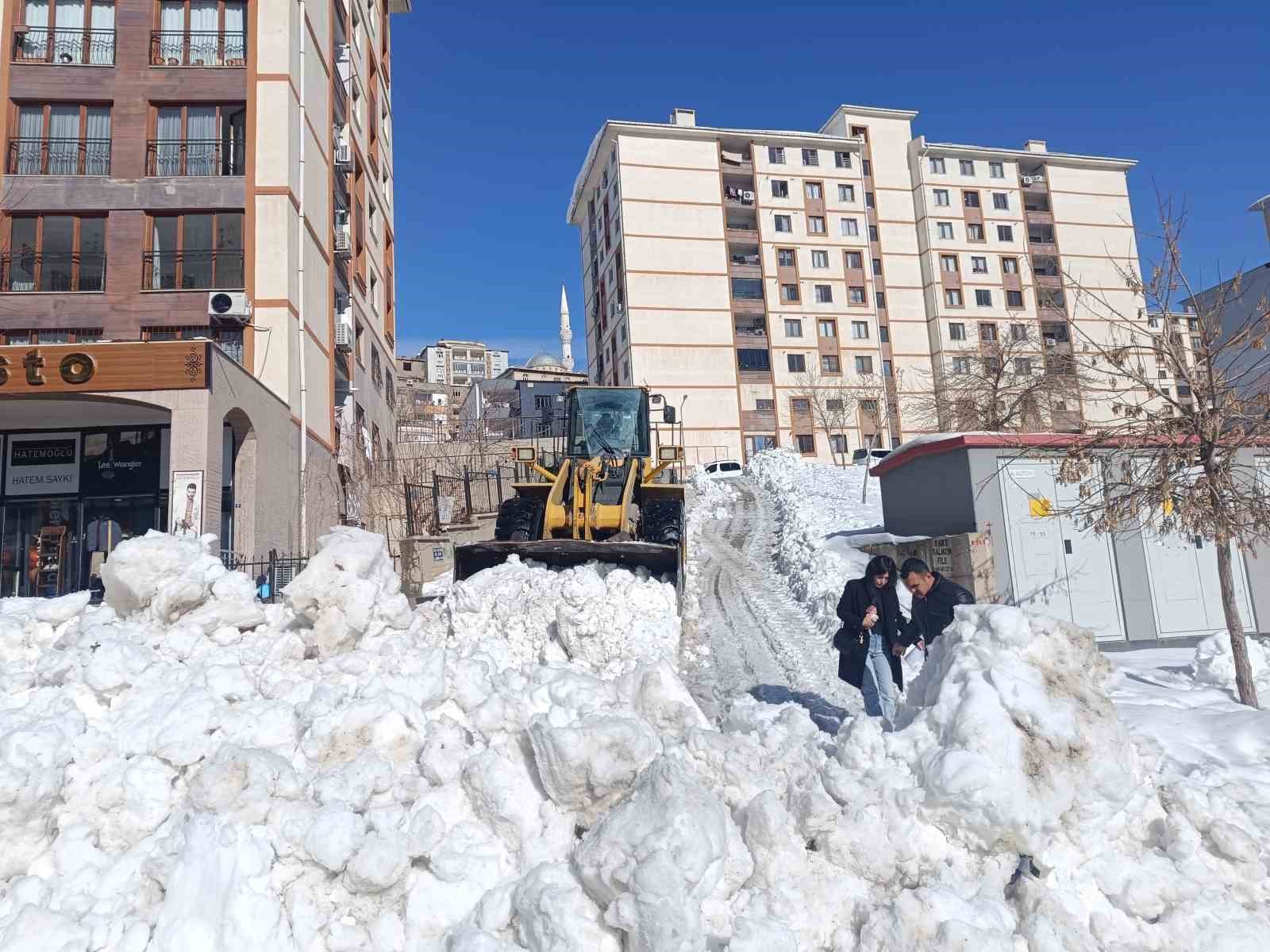 Şırnak’ta kar seferberliği: Kaldırımlar küreklerle temizlendi
