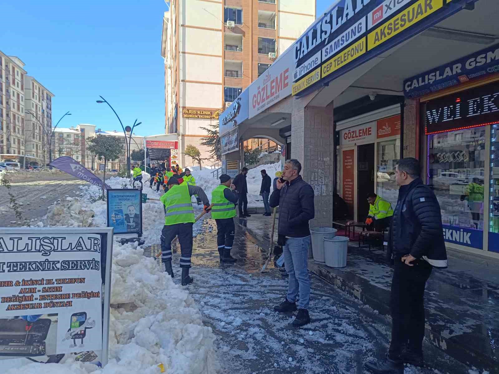 Şırnak’ta kar seferberliği: Kaldırımlar küreklerle temizlendi
