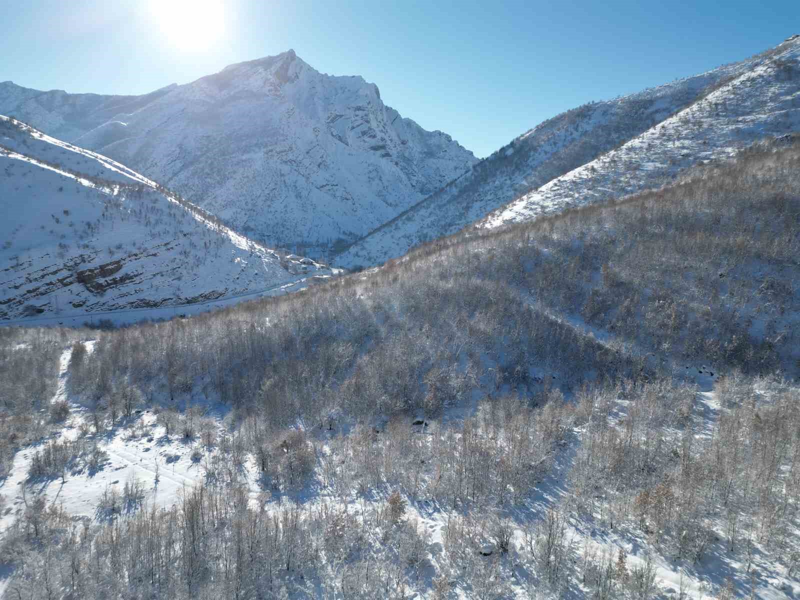 Şırnak’ta kar sonrası dağlar beyaza büründü
